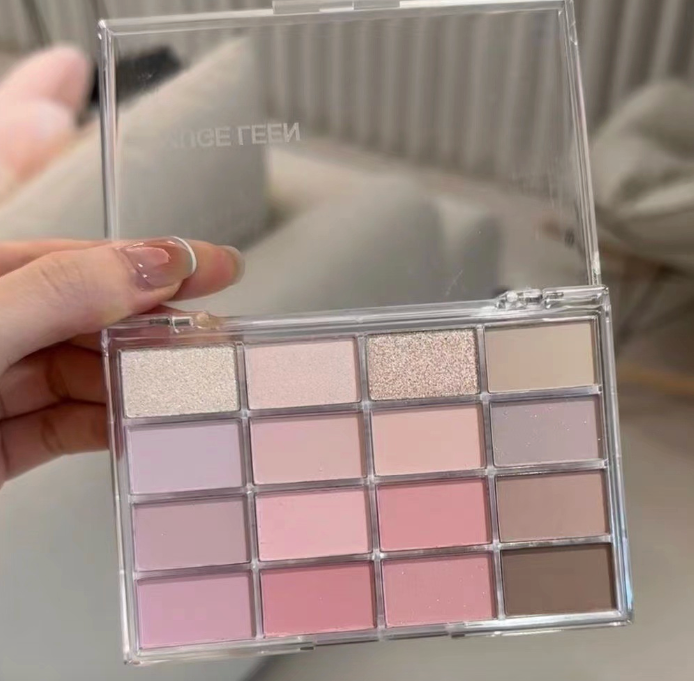 12-Color Earthy Tone Eyeshadow Palette – Matte, Shimmer & Glitter Makeup